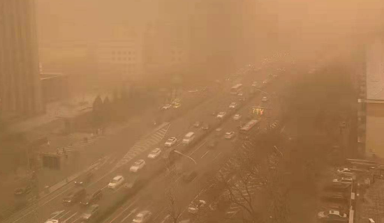 沙尘天气到来前，北京城管部门严查工地扬尘