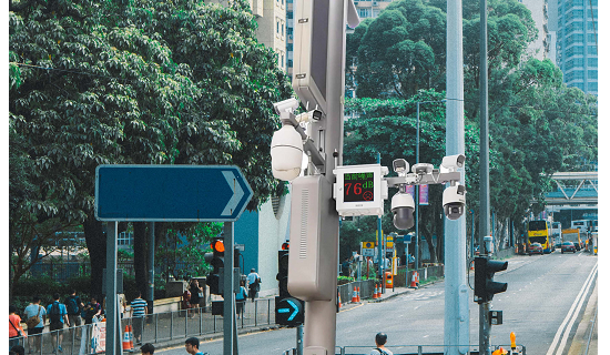 交通道路声环境监测典型案例: 贵港市街道交通噪声在线监测系统、全天候自动超标变色预警监测、助力解决噪声扰民问题，创建智慧城市发展